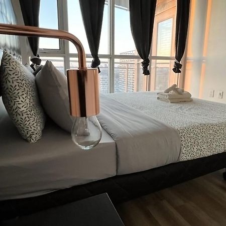 Stunning Luxurious Lakeview Condo By Cn Tower Toronto Exteriör bild