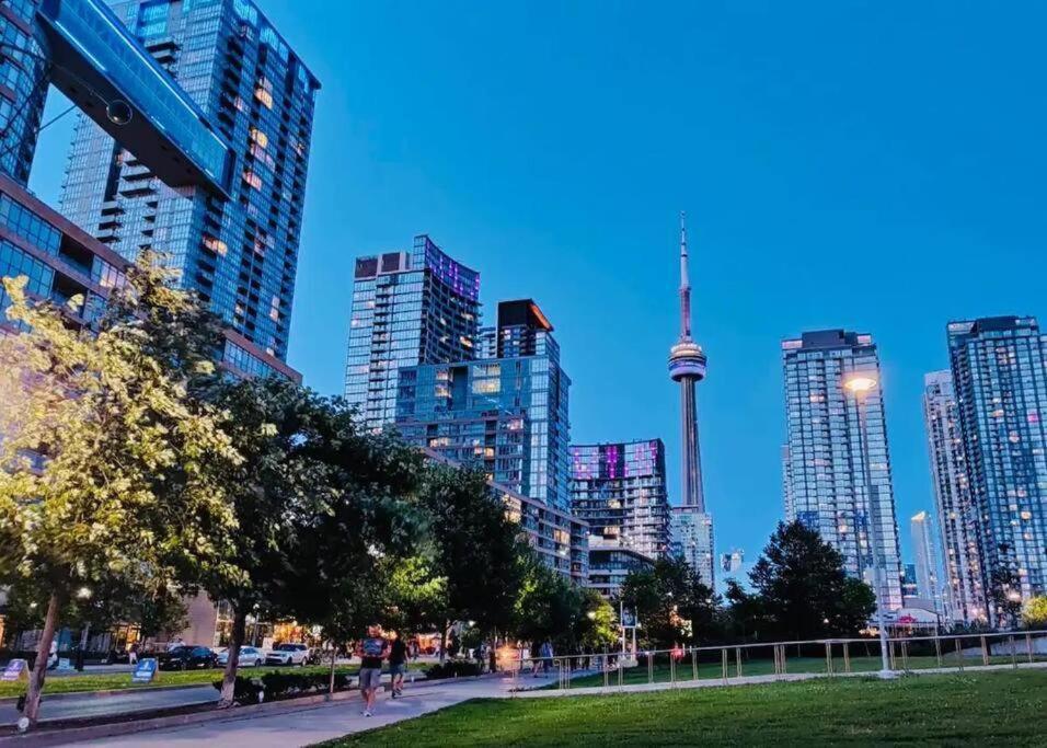 Stunning Luxurious Lakeview Condo By Cn Tower Toronto Exteriör bild