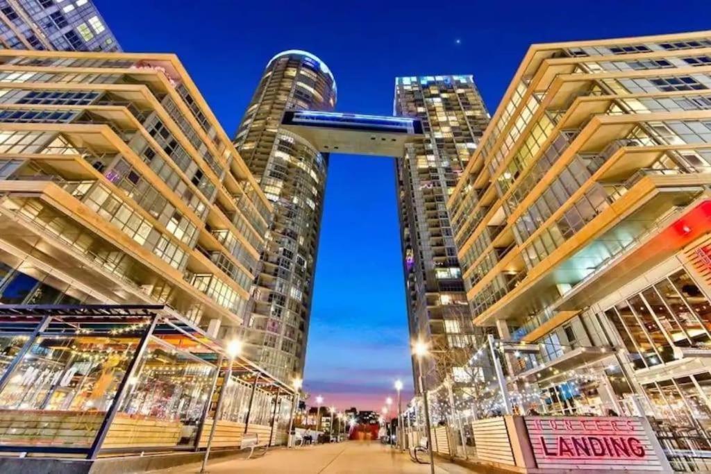 Stunning Luxurious Lakeview Condo By Cn Tower Toronto Exteriör bild